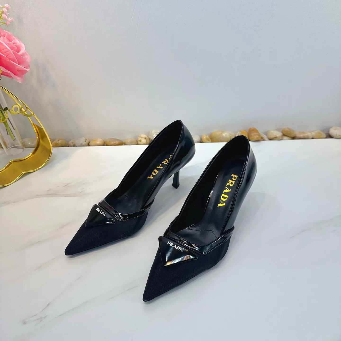👟👟Ex-factory price 560👟👟 2025 SSS launches Prada’s latest long boots, sandals, thin heels, empty backs, thick heels series ————————🆚🆚🆚 💥PRADA's early spring T-stage catwalk show is the same style as "Dreams Never Sleep". Prada can use it on important occasions. The fresh style has a bit of nobility and is perfect on the feet. 💃💃 Wear this shoe with it. It is elegant and crystal clear, regardless of various accessories. The materials are all exclusively customized one-to-one and must be zero-distance from the original. The entire series is full of exciting and unexpected combinations of elements. The expression of different materials and textures of fabrics has a strong artistic flavor, allowing you to appreciate the ever-changing style of Prada girls. 1⃣ Upper: Made of open-edge bead➕mesh 2⃣ Lining: imported sheepskin 3⃣ Outsole: Italian original genuine leather outsole Heel height 7.5 4⃣🔺Original labeling feet, stock code number 35M-39M (40 41 42 customized, non-returnable and non-exchangeable).